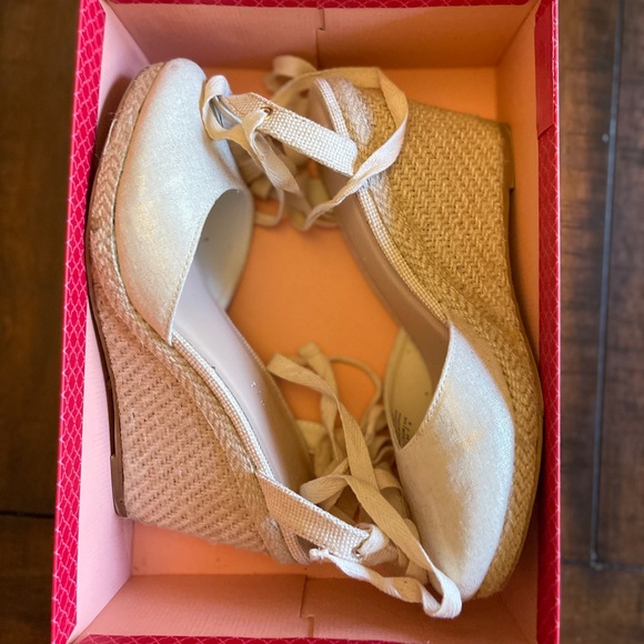 KELLY & KATIE Metallic Wrap Wedge Sandals, size 8.5 - Picture 3 of 7